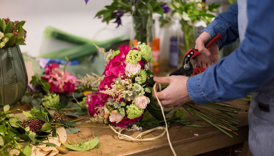 How-to-Choose-the-Right-Florist-for-Your-Needs